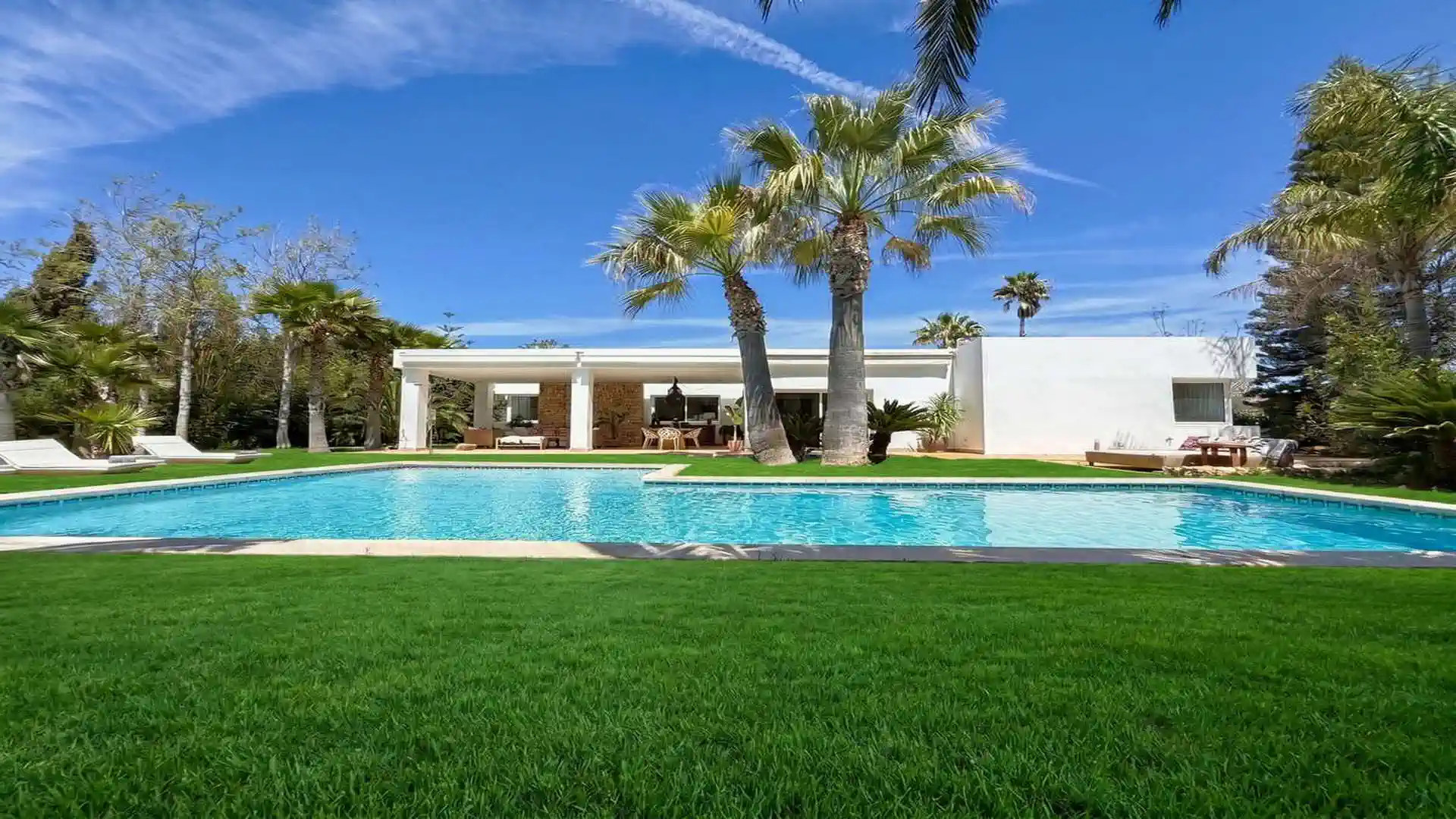 Villa en alquiler anual en Santa Gertrudis con piscina privada